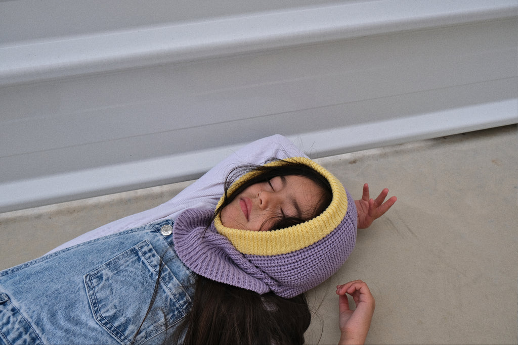 Cagoule lila et jaune crème