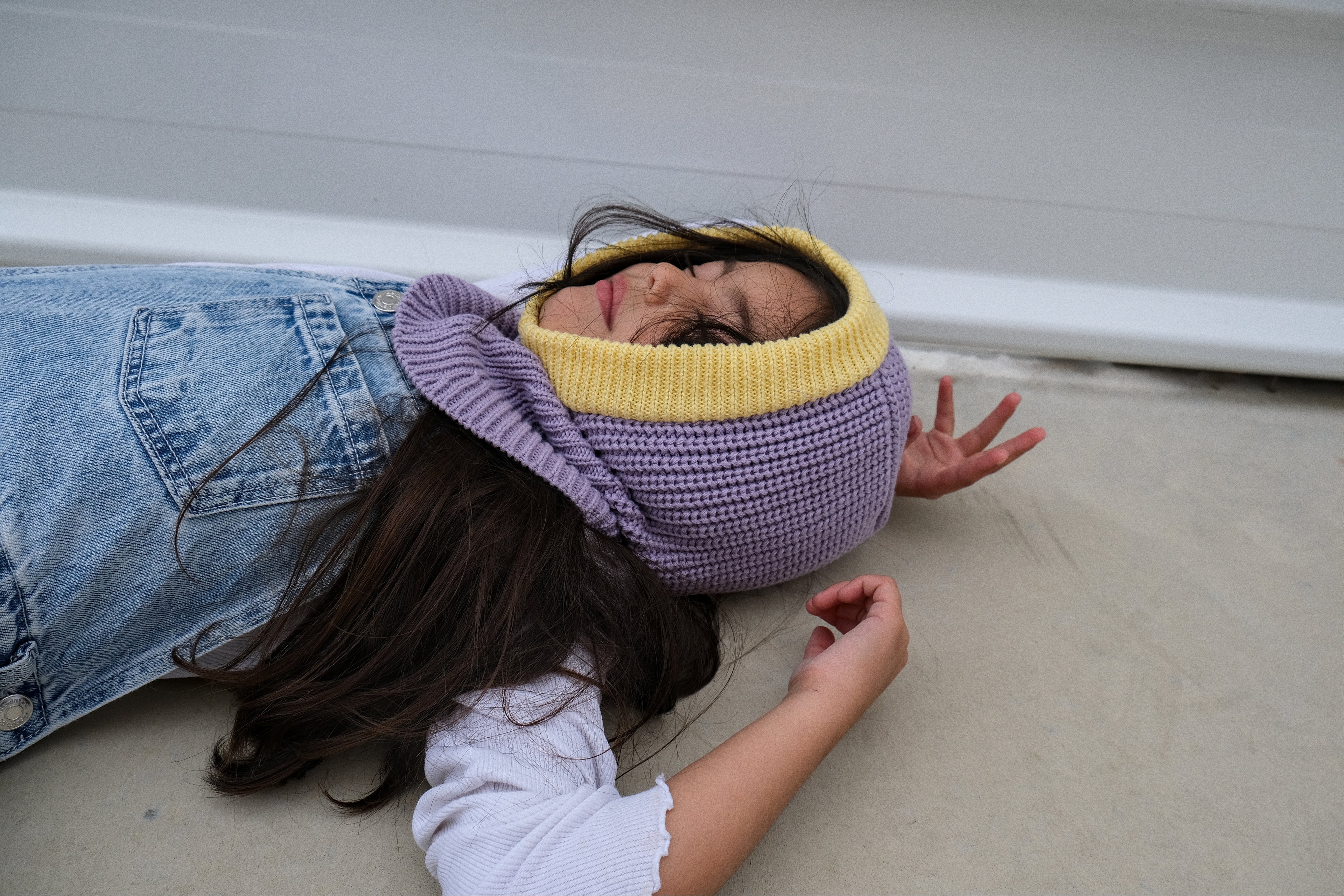 Cagoule lila et jaune crème