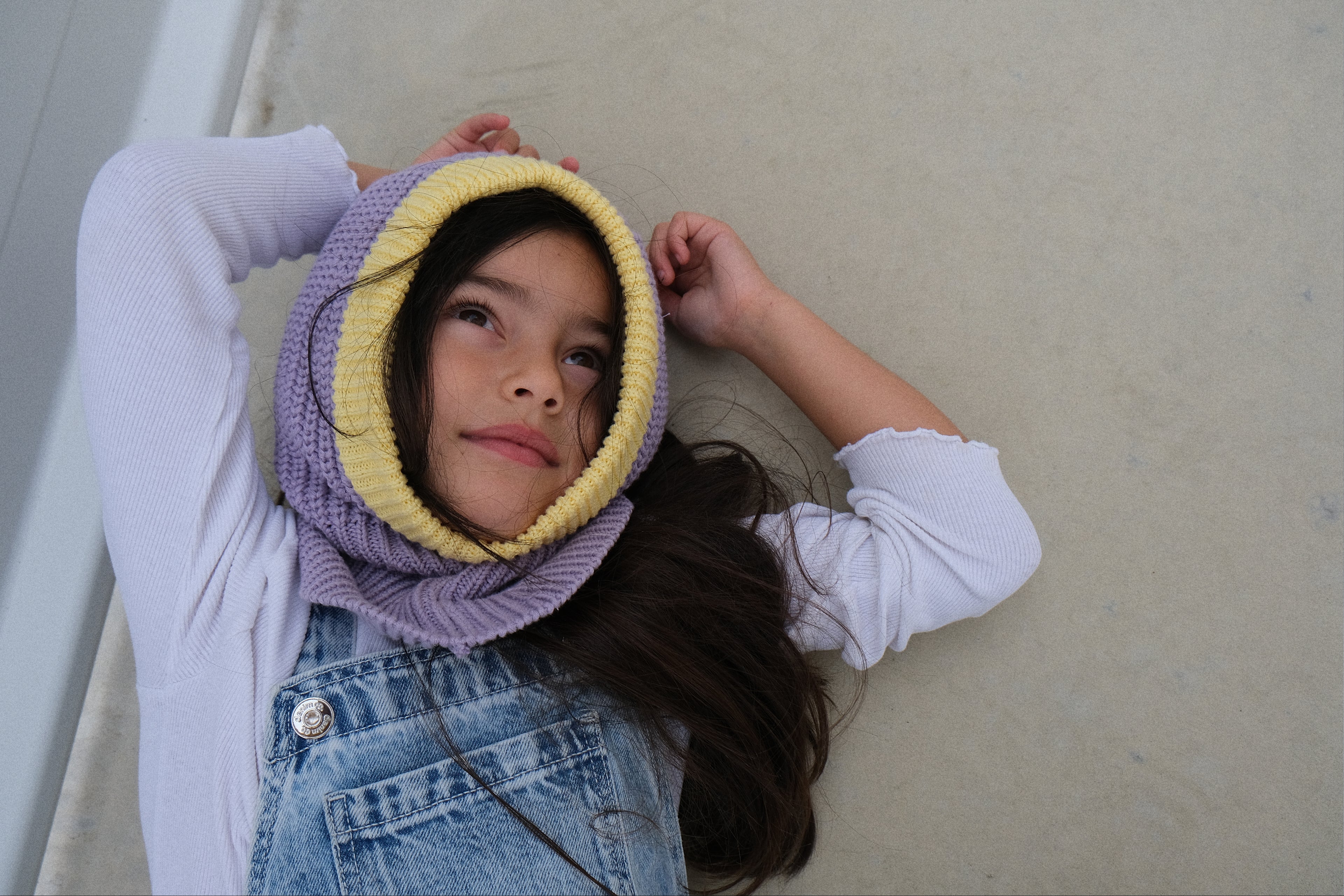 Cagoule lila et jaune crème