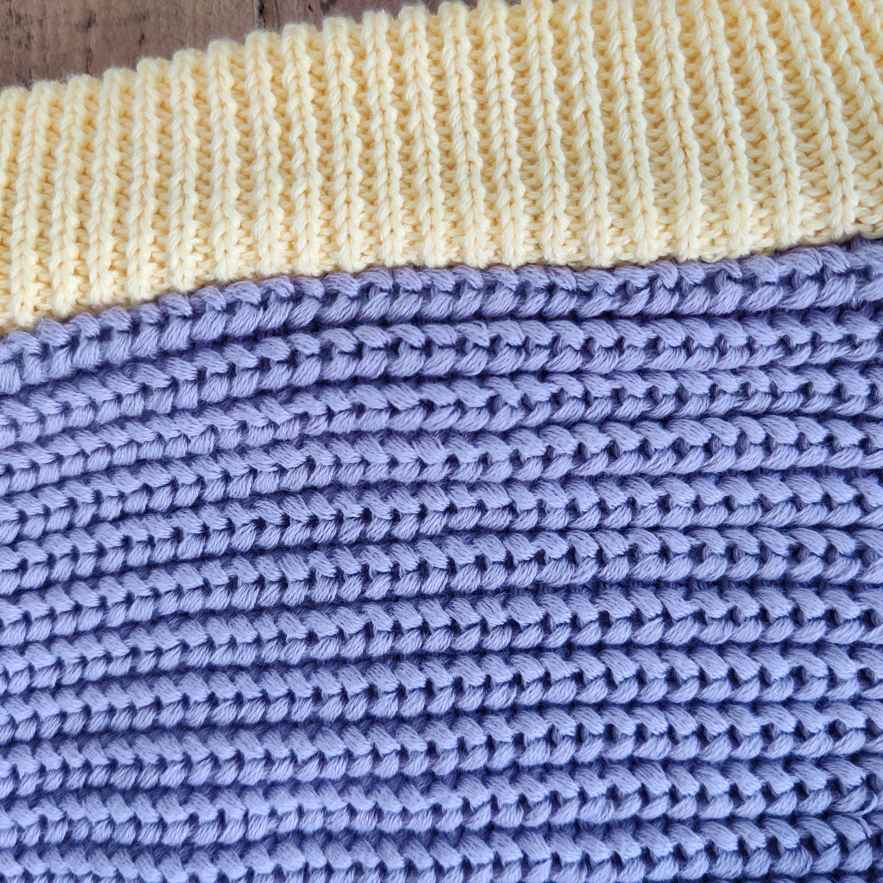 Cagoule lila et jaune crème