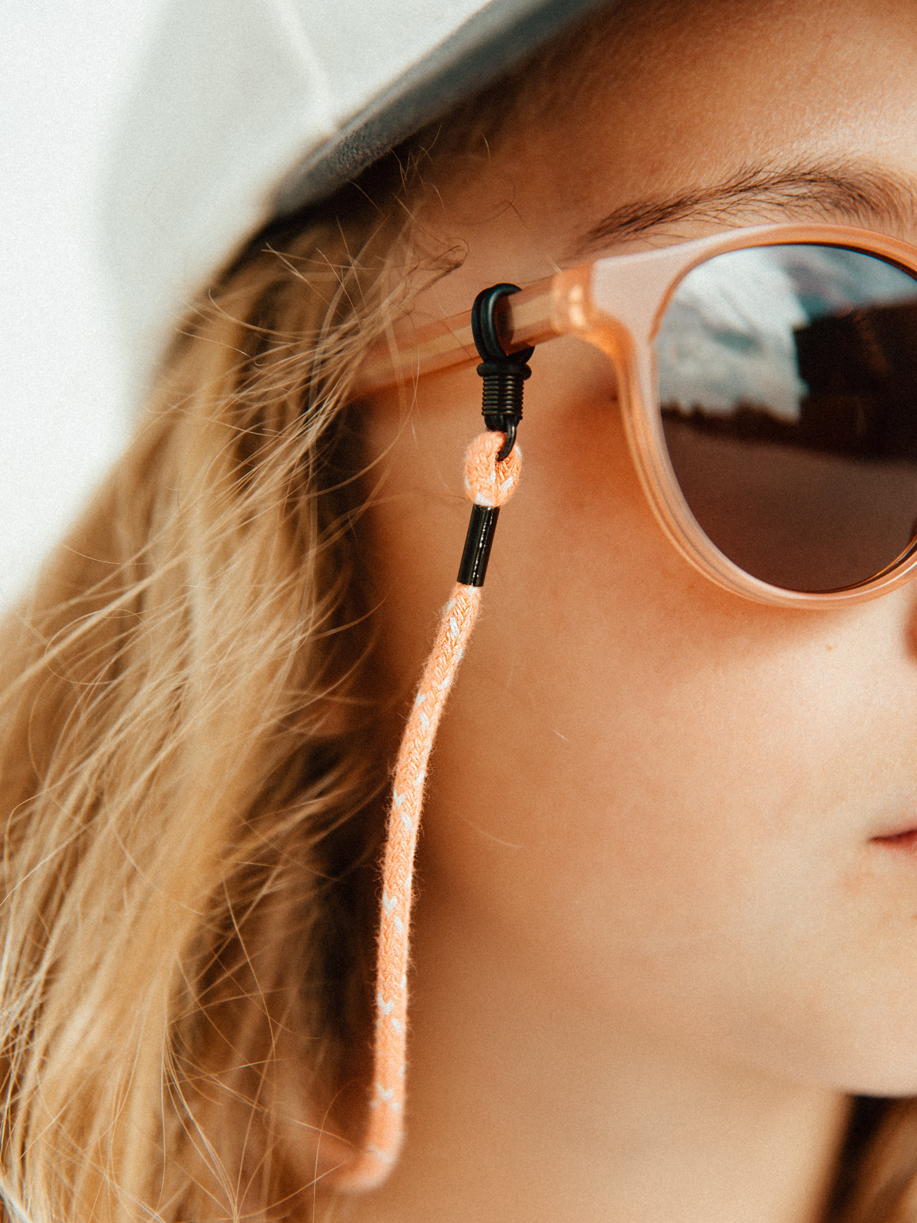 Notre cordon à lunettes pêche et écru